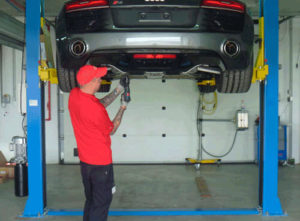 comment lever une voiture avec un Pont élévateur 2 Colonnes