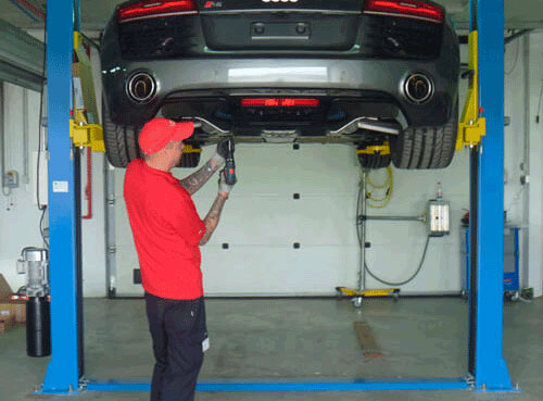 comment lever une voiture avec un Pont élévateur 2 Colonnes